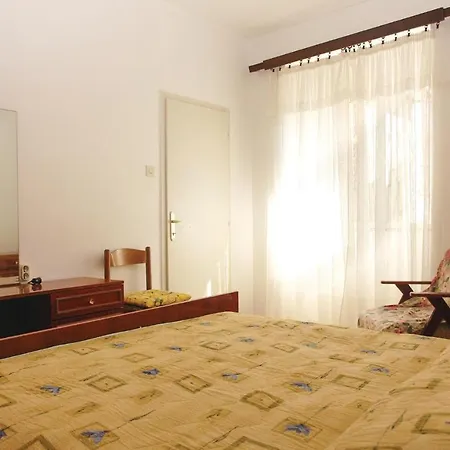 Two-bedroom In פולה
