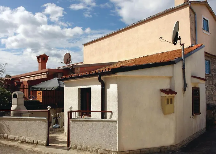 Two-bedroom In Semesterbostad Pula